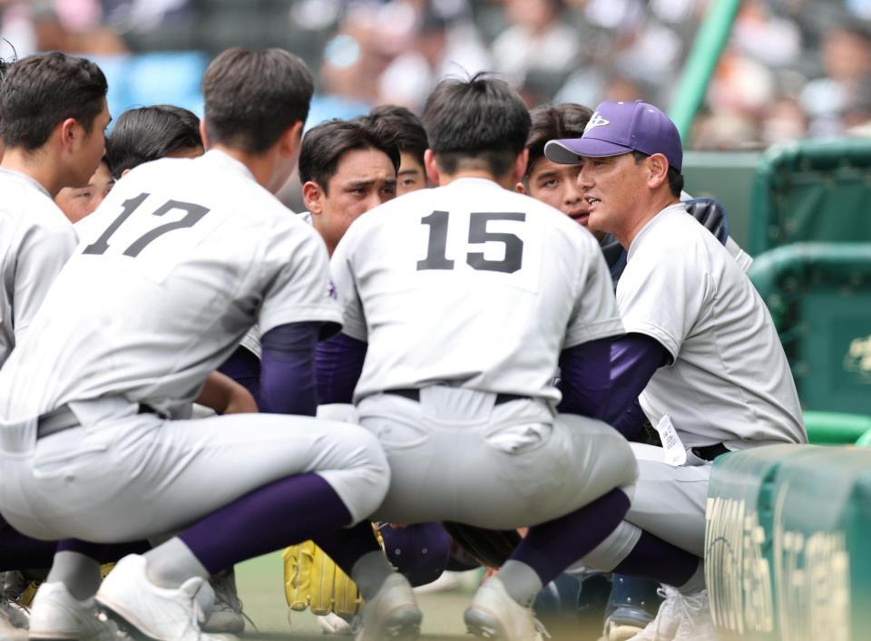 ２回裏の攻撃前にナインへ話をする花巻東・佐々木洋監督（右）＝撮影・中田匡峻