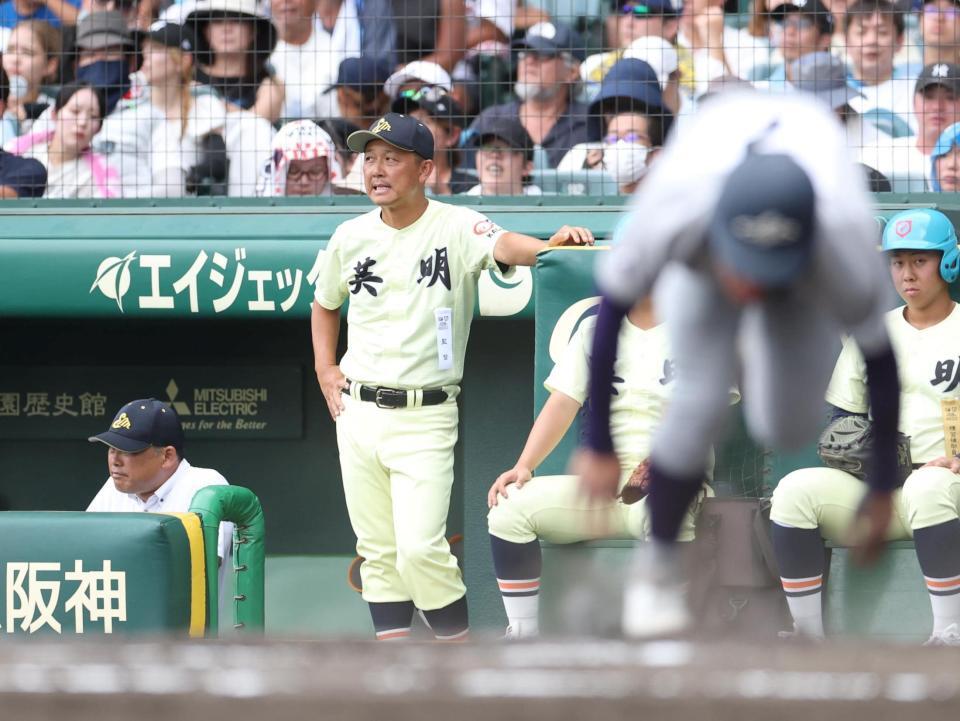 ８回、犠飛で花巻東・赤間史弥（右）が生還し、厳しい表情の英明・香川純平監督（撮影・中田匡峻）