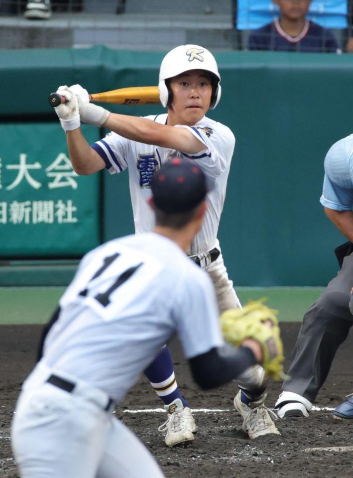 ５回、霞ヶ浦・村上聖は中前に勝ち越しとなる適時打を放つ（撮影・坂部計介）