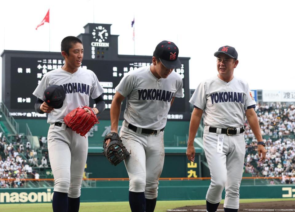 試合を終え、村田浩明監督（右）と言葉を交わす横浜・織田翔希（左）＝撮影・中田匡峻