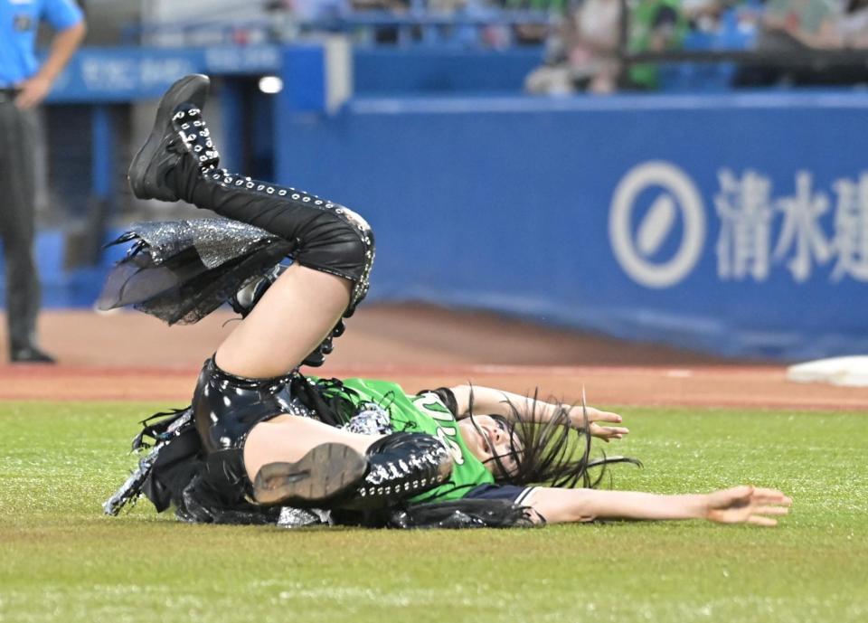 始球式を務めるスターダム・上谷沙弥（撮影・持木克友）