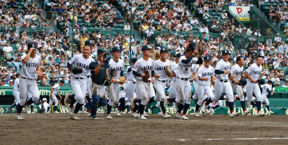 アルプスへ挨拶に向かう有明ナイン＝甲子園（撮影・石湯恒介）