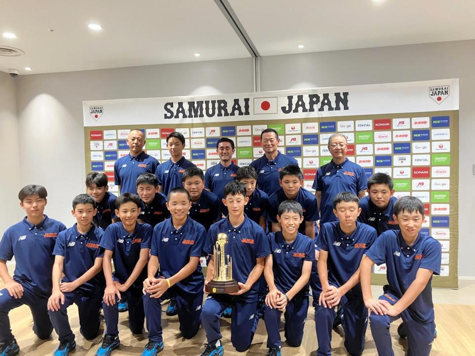 Ｕ-１２アジア選手権で優勝した選手と桑田真澄監督（後列右から２人目）ら