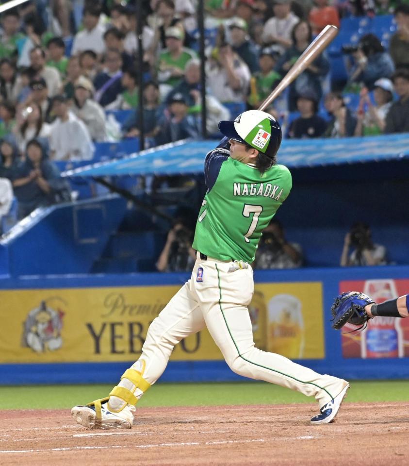 ３回、右越え２点本塁打を放つ長岡（撮影・持木克友）