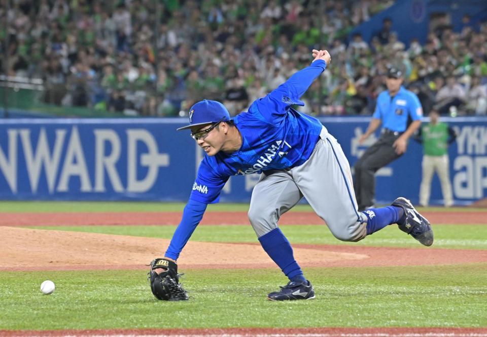 ５回、岩田のバントの打球を片山は捕球できず（撮影・持木克友）