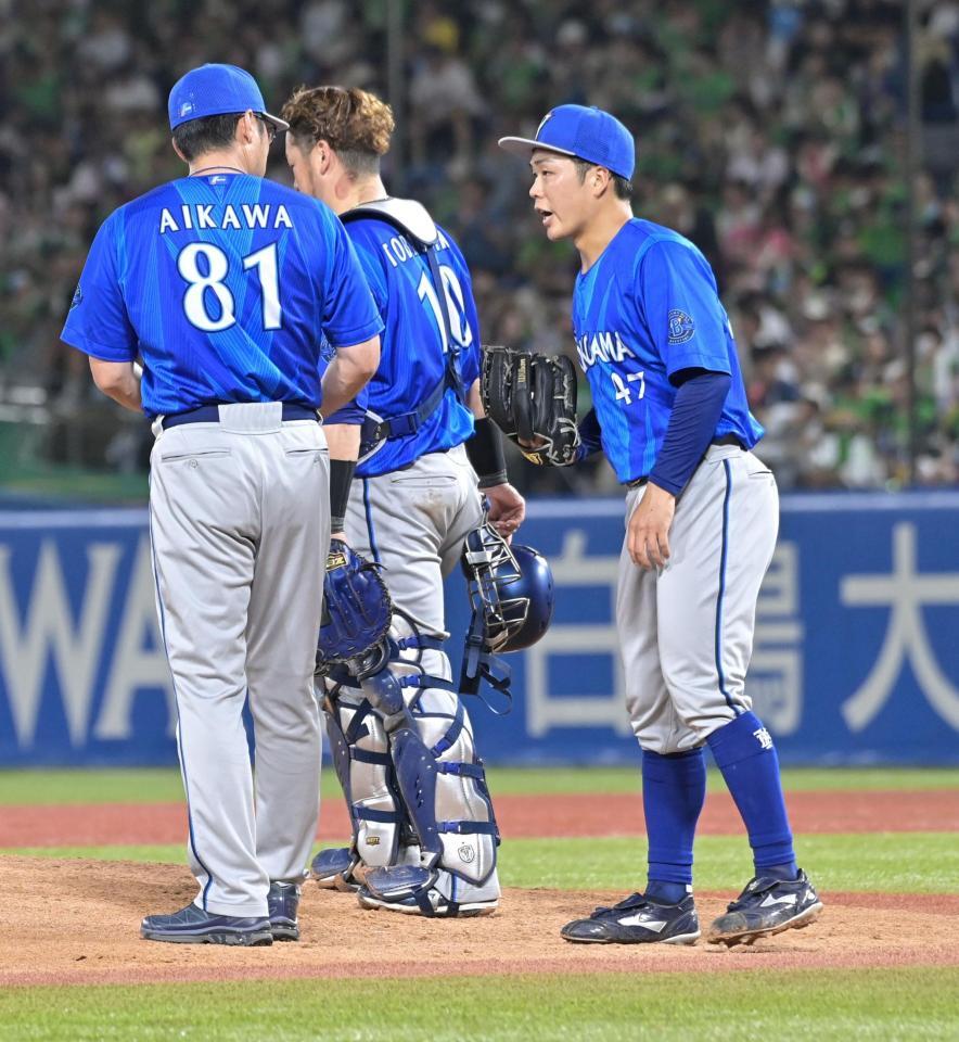 ６回、打者・伊藤の時、相川監督（左）から降板を告げられる片山（撮影・持木克友）