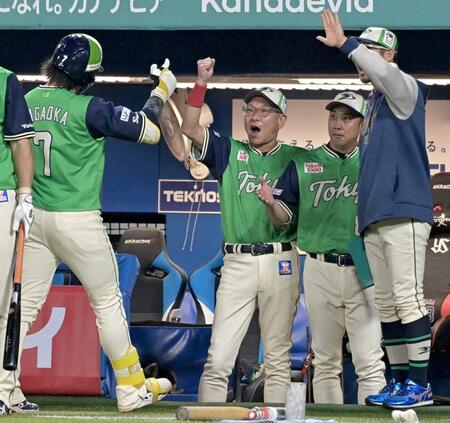 　３回、２ランを放った長岡（７）を迎える池山監督ら（撮影・持木克友）