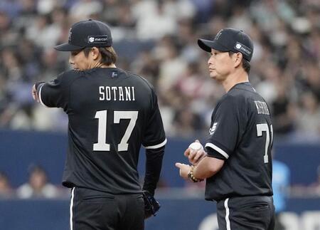 　４回、追加点を許した曽谷（左）に交代を告げる岸田監督