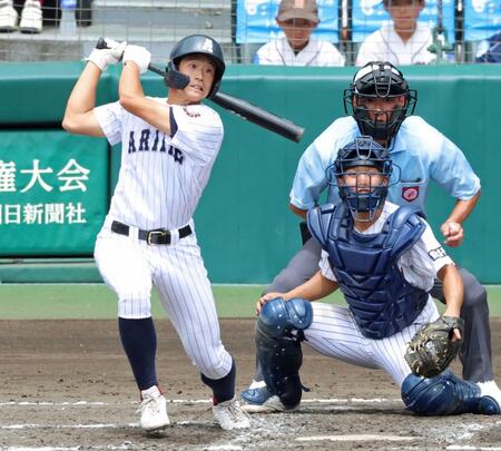 　８回、逆転２点打を放つ有明・広沢（撮影・立川洋一郎）