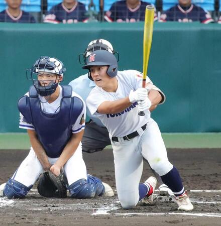 　６回、逆転２点打を放つ横浜・千島（撮影・坂部計介）