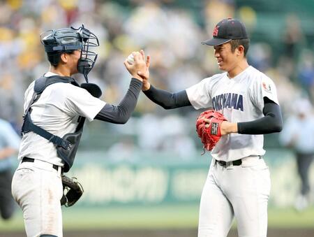 　ベスト８進出を決め、脇山（左）とタッチを交わす織田（撮影・中田匡峻）