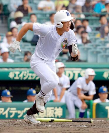 　４回、二ゴロに倒れる中村（撮影・石湯恒介）