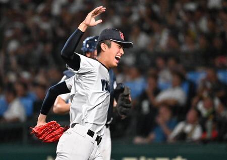 日南学園戦の６回、下川を二ゴロ併殺に打ち取りピンチを切り抜け喜ぶ横浜・織田＝１４日