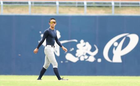 外野を歩く横浜・織田翔希（撮影・中田匡峻）