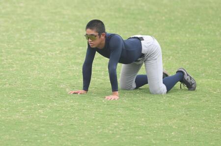ストレッチをする横浜・織田翔希（撮影・中田匡峻）