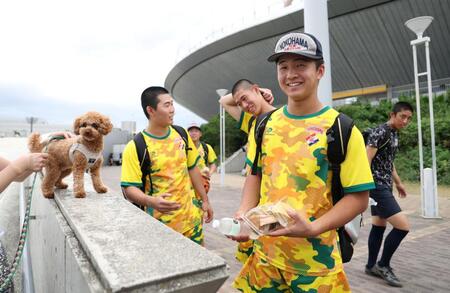 犬を前に笑顔を見せる横浜・池田聖摩。右奥は横浜・織田翔希（撮影・中田匡峻）