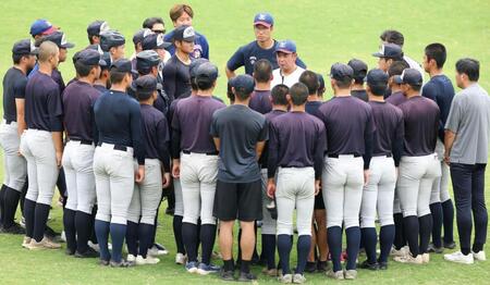 全体練習前、選手たちに話をする横浜・村田浩明監督（中央）＝撮影・中田匡峻