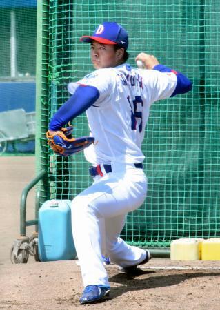 　ブルペンで投球練習する中日・桜井＝ナゴヤ球場