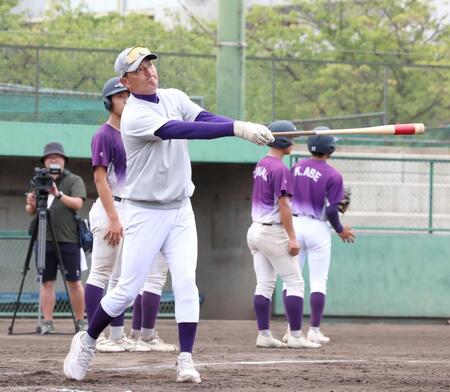 ナインにノックをする花巻東・佐々木洋監督（撮影・立川洋一郎）
