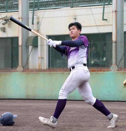 ロングティーをして打ち込む花巻東・古城大翔（撮影・立川洋一郎）