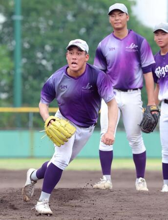 投内連係でベースカバーに走る花巻東・赤間史弥（撮影・立川洋一郎）
