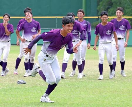 ダッシュを繰り返し汗を流す花巻東・萬谷堅心（撮影・立川洋一郎）