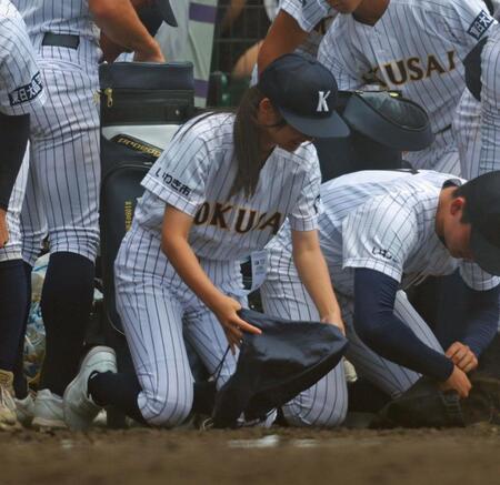選手に交じって土を集める東日本国際大昌平・中野マネージャー＝甲子園（撮影・石湯恒介）