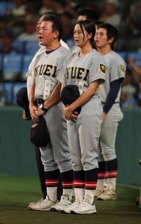 試合終了後、校歌を斉唱する仙台育英・星よつはマネージャー（撮影・坂部計介）