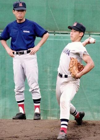 渡辺監督（左）に見守られ投球練習する横浜・松坂＝９８年