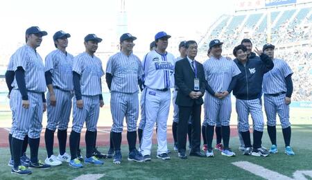横浜高・渡辺元智元監督（右から４人目）と写真におさまる松坂大輔氏（右から３人目）、上地雄輔（右から２人目）らＯＢ=２０２３年