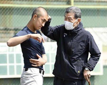 渡辺元智元監督（右）から指導を受ける横浜・織田翔希＝２０２５年
