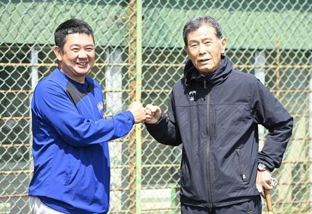 激励に訪れた渡辺元智元監督（右）とグータッチを交わす横浜・村田浩明監督＝２０２５年撮影