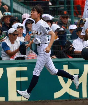 甲子園を後にする東日本国際大昌平・中野マネージャー（撮影・石湯恒介）