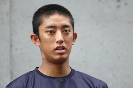 取材に応じる横浜・織田翔希（撮影・中田匡峻）