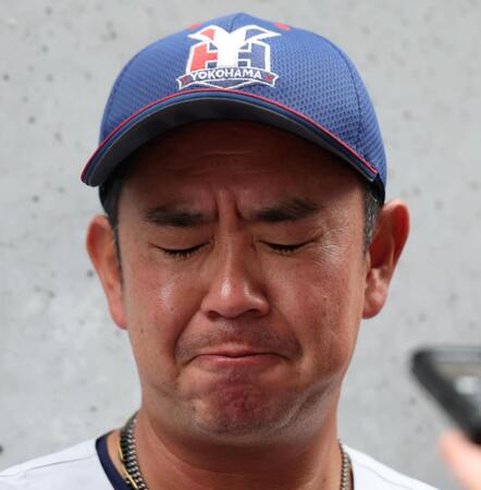 取材に応じる横浜・村田浩明監督（撮影・中田匡峻）