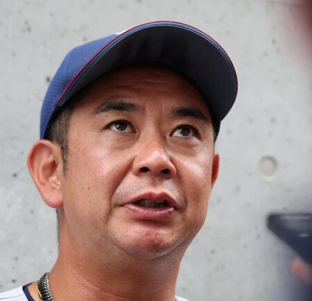 取材に応じる横浜・村田浩明監督（撮影・中田匡峻）
