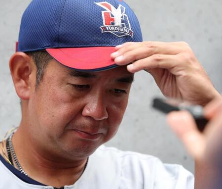取材に応じる横浜・村田浩明監督（撮影・中田匡峻）