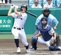 　８回、逆転２点打を放つ有明・広沢（撮影・立川洋一郎）
