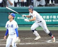 　６回、２点二塁打を放つ小野（撮影・坂部計介）