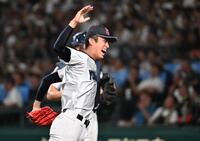 日南学園戦の６回、下川を二ゴロ併殺に打ち取りピンチを切り抜け喜ぶ横浜・織田＝１４日