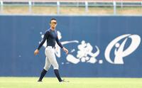 外野を歩く横浜・織田翔希（撮影・中田匡峻）