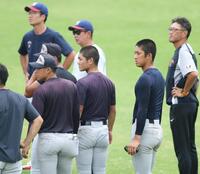 全体練習前に集まる横浜・織田翔希（手前右）ら横浜ナイン（撮影・中田匡峻）