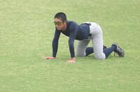 ストレッチをする横浜・織田翔希（撮影・中田匡峻）