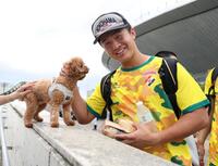 犬を触りながら笑顔を見せる横浜・池田聖摩（撮影・中田匡峻）