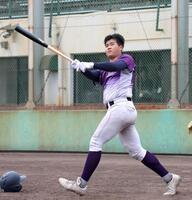 ロングティーをして打ち込む花巻東・古城大翔（撮影・立川洋一郎）