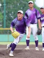 投内連係でベースカバーに走る花巻東・赤間史弥（撮影・立川洋一郎）