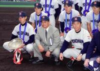 松坂（前列左端）ら率いて選抜大会を制した横浜・渡辺監督＝１９９８年
