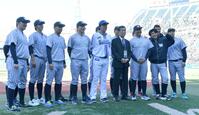 横浜高・渡辺元智元監督（右から４人目）と写真におさまる松坂大輔氏（右から３人目）、上地雄輔（右から２人目）らＯＢ=２０２３年