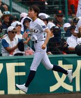 甲子園を後にする東日本国際大昌平・中野マネージャー（撮影・石湯恒介）