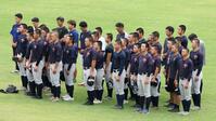 全体練習前、黙とうを行う横浜ナイン（撮影・中田匡峻）